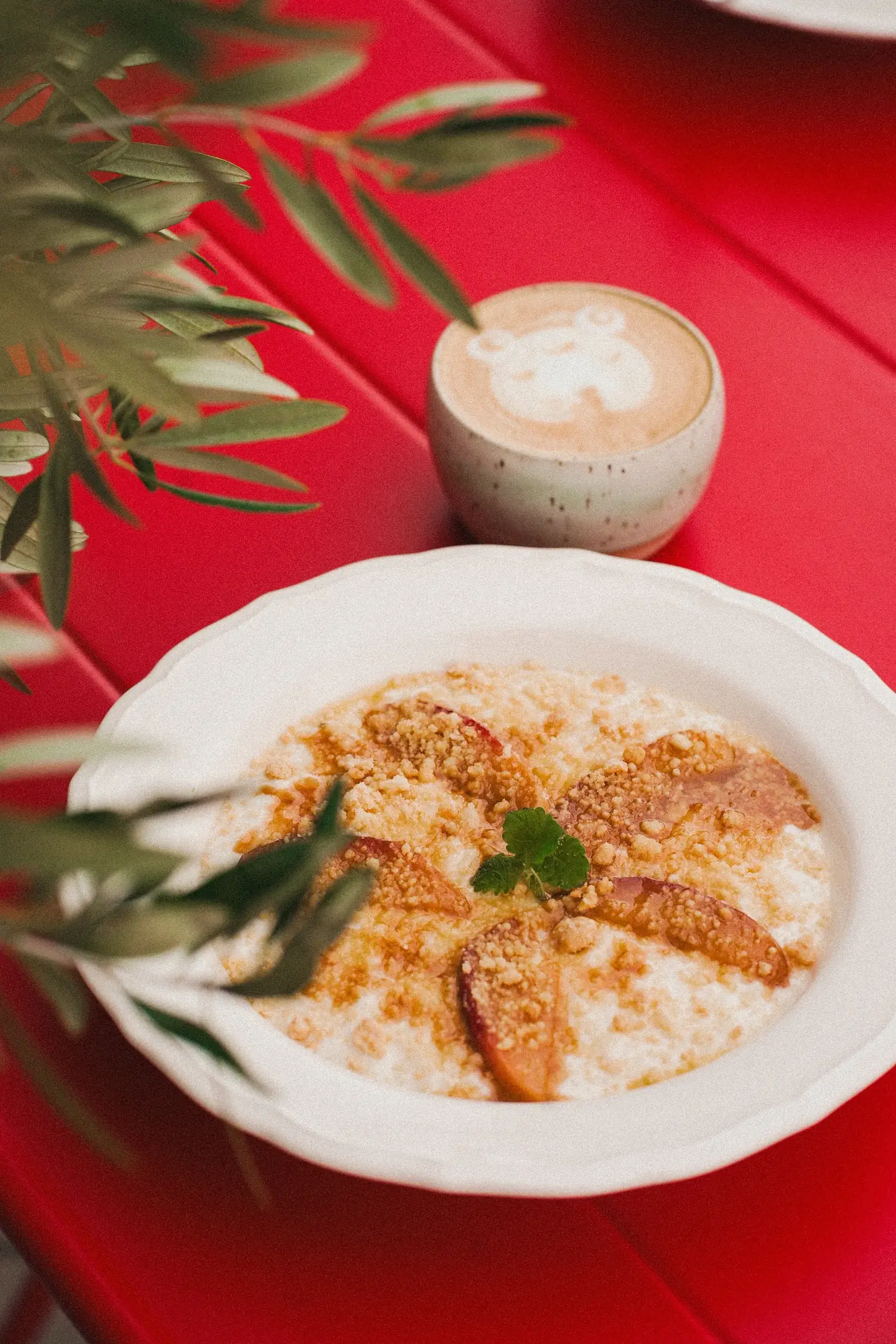 Fruit crumble porridge with a latte